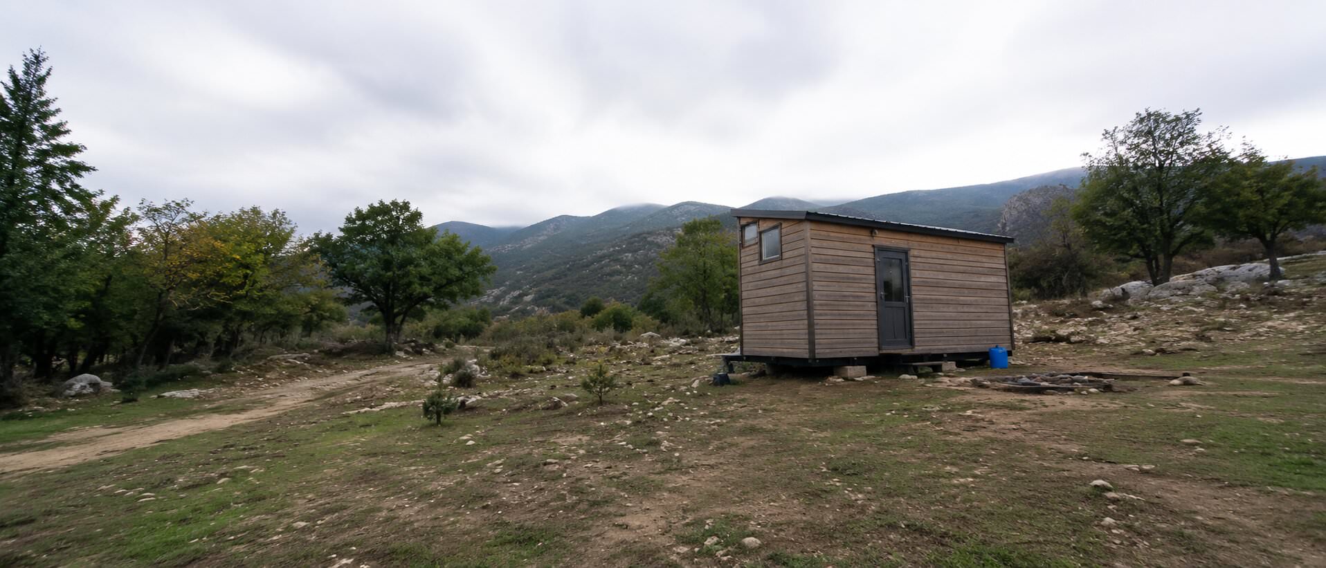 Eğimli araziye uyumlu ahşap ev yerleşimi